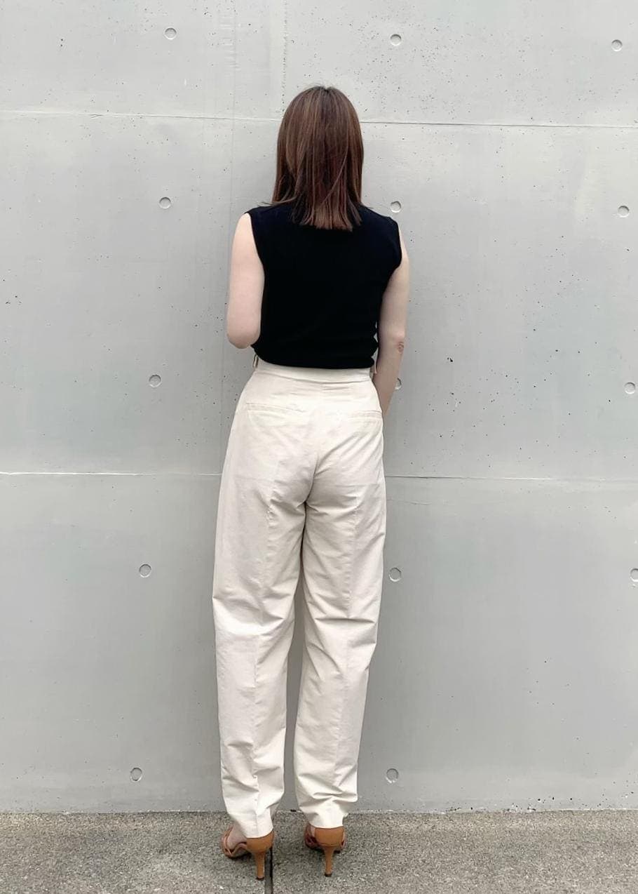 ブラウン系のサンダル、ブラック系のTシャツ/カットソー、ホワイト系のその他パンツを着用したレディースの夏コーディネートの4枚目の写真