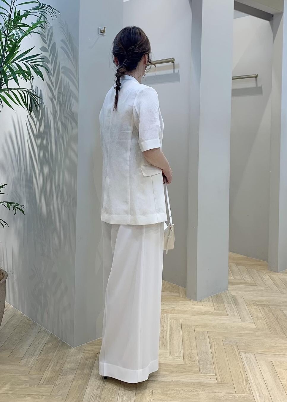 ブラック系のサンダル、グレー系のキャミソール、ホワイト系のその他パンツを着用したレディースの夏コーディネートの2枚目の写真