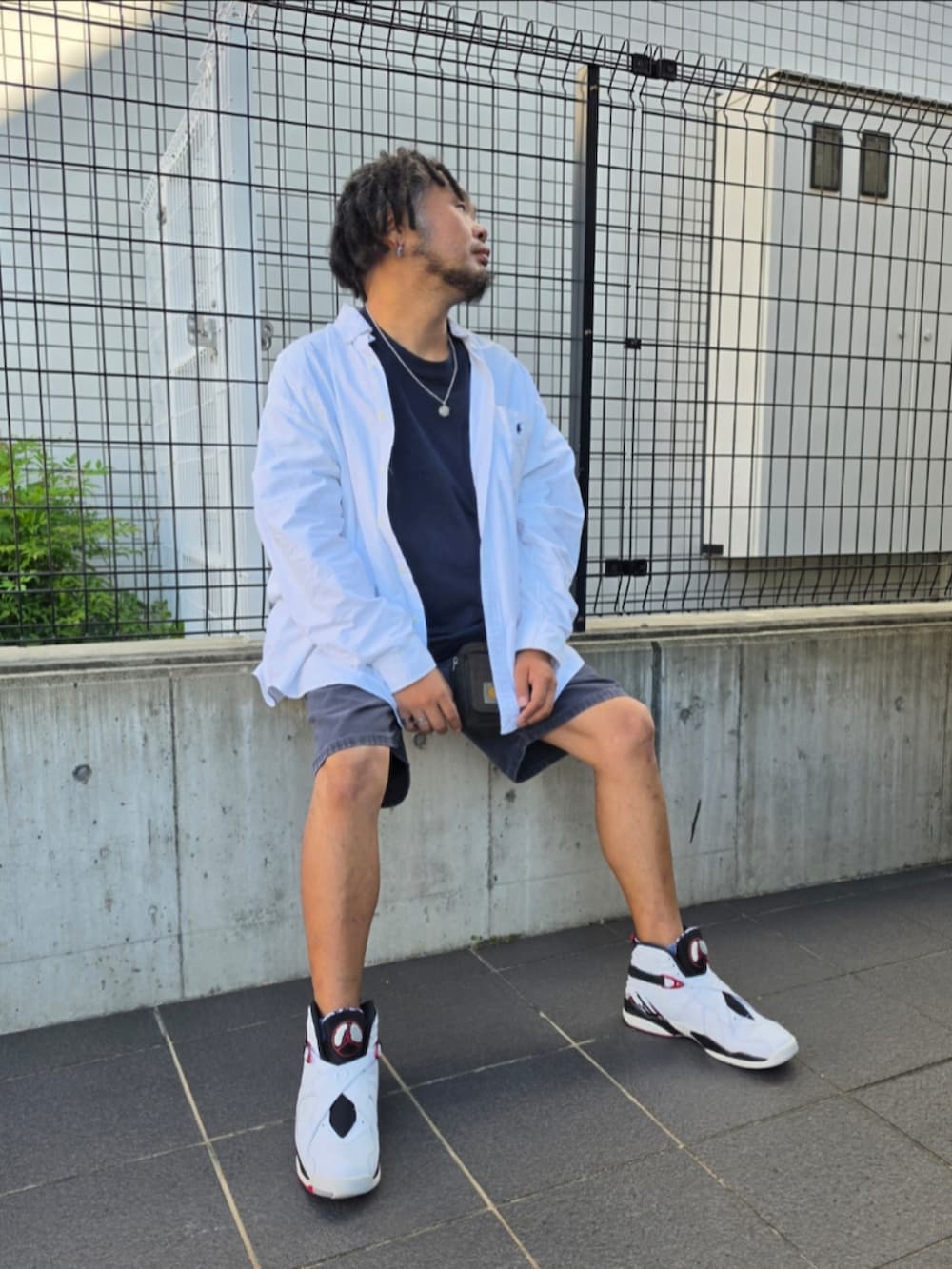 ホワイト系のスニーカー、ブルー系のカーゴパンツ、ブルー系のTシャツ/カットソーを着用したメンズの秋コーディネートの4枚目の写真