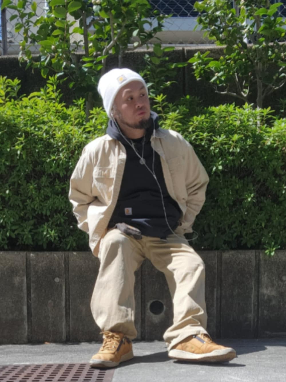 ベージュ系のカーゴパンツ、イエロー系のブーツ、ベージュ系のシャツ/ブラウスを着用したメンズの春コーディネートの2枚目の写真