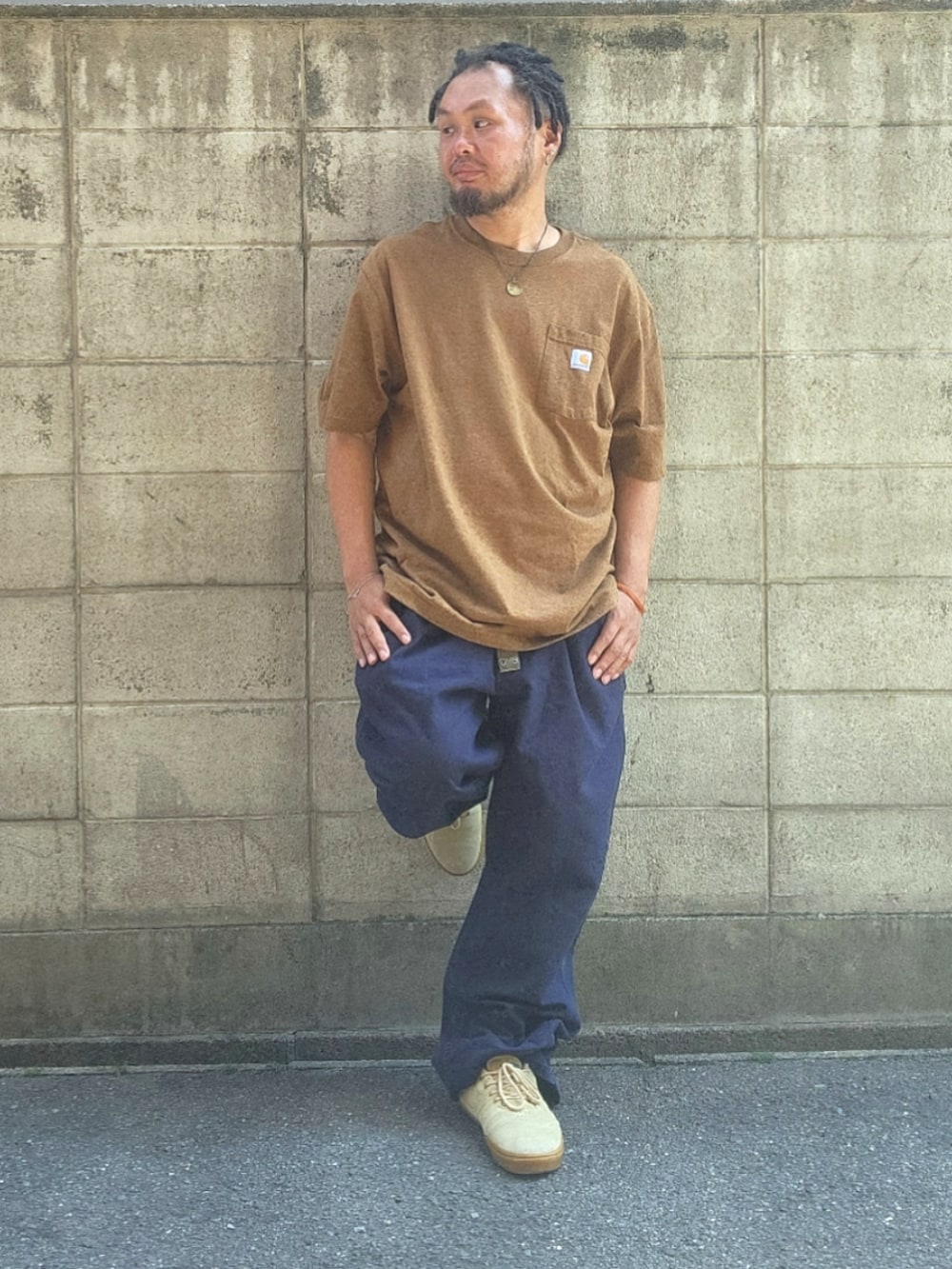 ブルー系のパンツ、ベージュ系のスニーカー、ブラウン系のTシャツ/カットソーを着用したメンズの春コーディネートの3枚目の写真