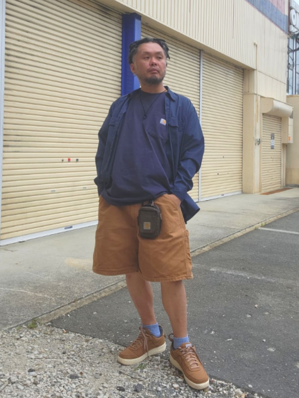 ブラウン系のスニーカー、ブラウン系のカーゴパンツ、ブルー系のシャツ/ブラウスを着用したメンズの春コーディネートの2枚目の写真