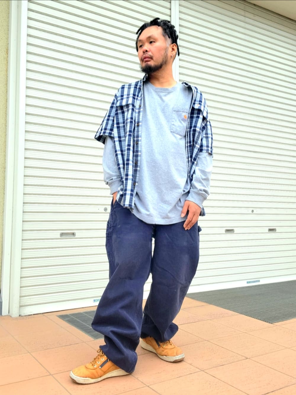 イエロー系のブーツ、ブルー系のその他パンツ、グレー系のTシャツ/カットソーを着用したメンズの春コーディネートの2枚目の写真