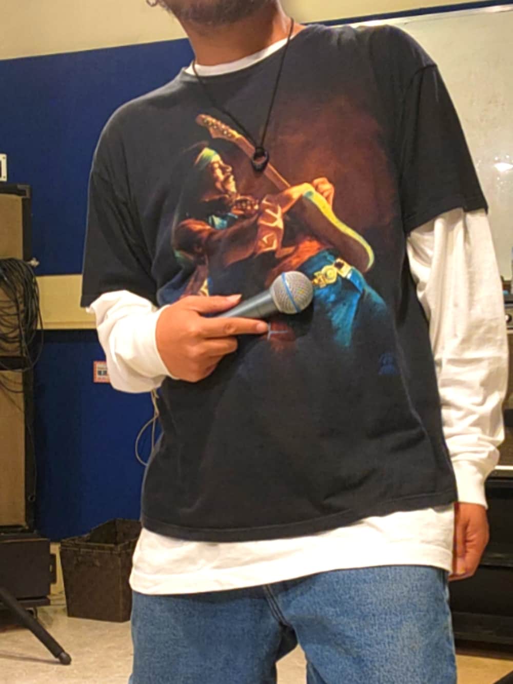 グレー系のスニーカー、ブルー系のデニムパンツ、ホワイト系のTシャツ/カットソーを着用したメンズの春コーディネートの4枚目の写真