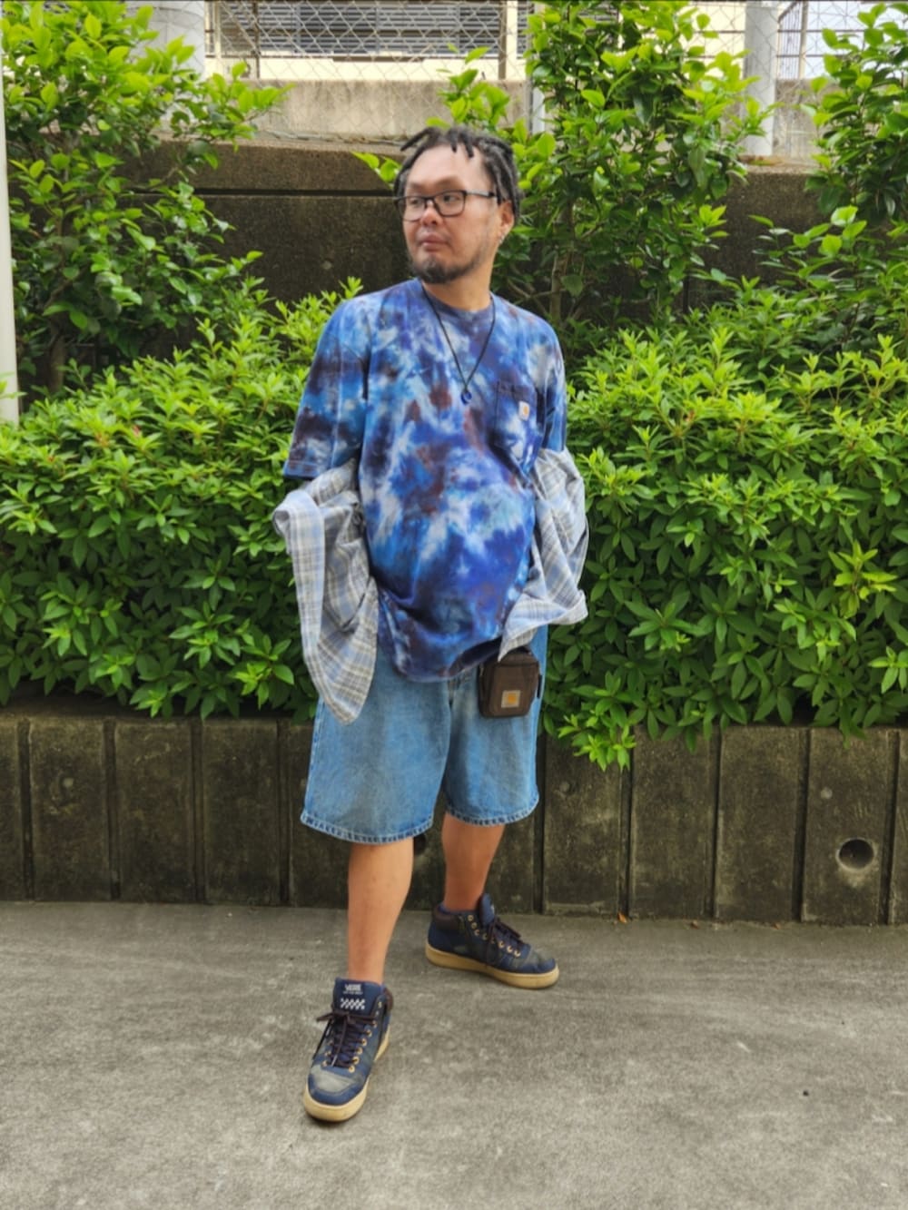 ブルー系のスニーカー、その他のTシャツ/カットソー、ブルー系のデニムパンツを着用したメンズの春コーディネートの5枚目の写真