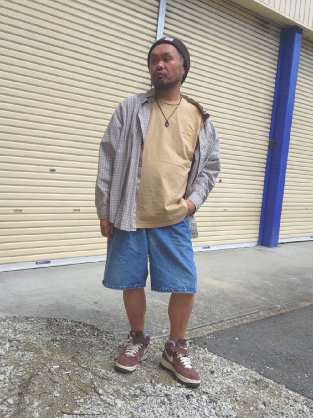 ブラウン系のスニーカー、ブルー系のデニムパンツ、ベージュ系のTシャツ/カットソーを着用したメンズの春コーディネートの2枚目の写真
