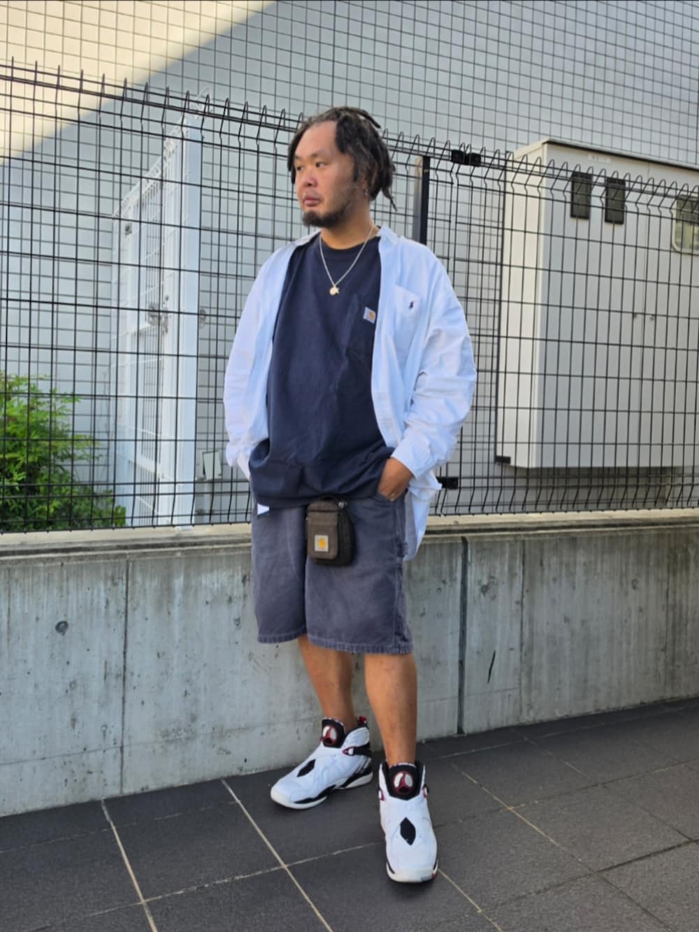 ホワイト系のスニーカー、ブルー系のカーゴパンツ、ブルー系のTシャツ/カットソーを着用したメンズの秋コーディネートの5枚目の写真