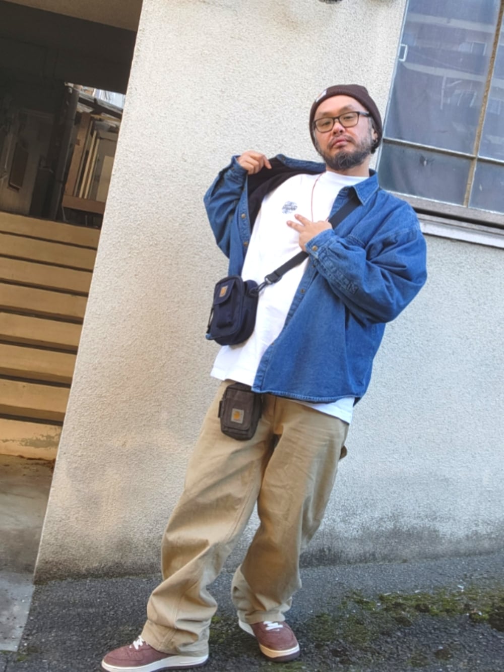 ブラウン系のスニーカー、ベージュ系のカーゴパンツ、ブルー系のシャツ/ブラウスを着用したメンズの春コーディネートの2枚目の写真