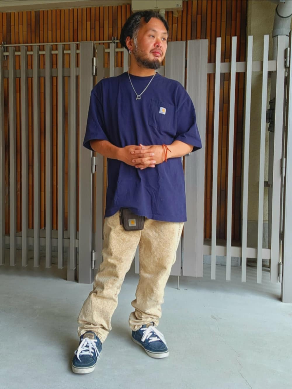 ブルー系のスニーカー、ブラウン系のデニムパンツ、ブルー系のTシャツ/カットソーを着用したメンズの夏コーディネートの4枚目の写真