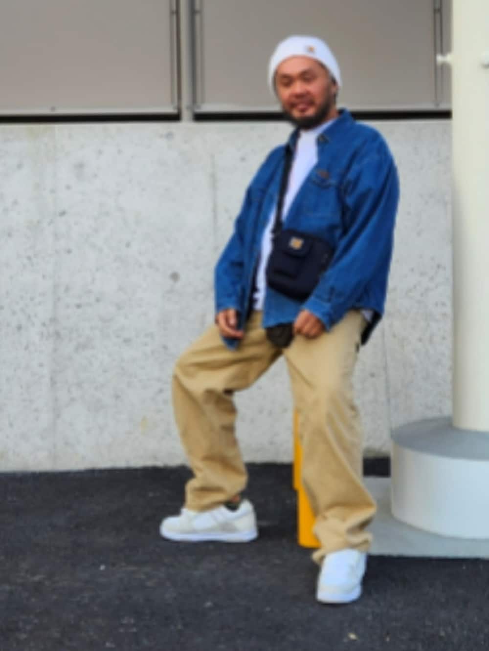 ホワイト系のスニーカー、ベージュ系のカーゴパンツ、ブルー系のシャツ/ブラウスを着用したメンズの春コーディネートの2枚目の写真