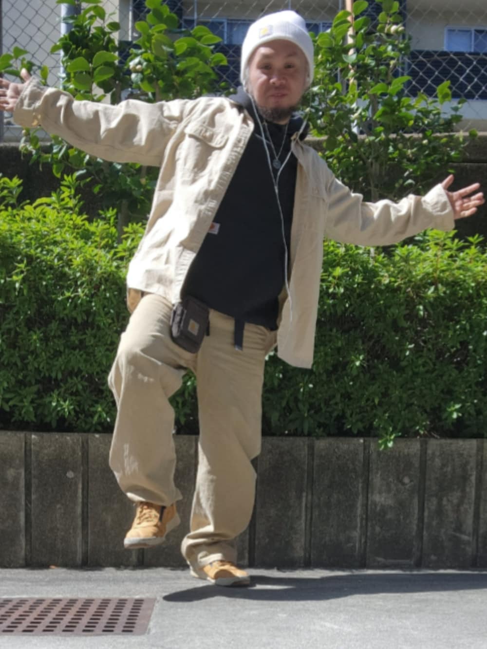 ベージュ系のカーゴパンツ、イエロー系のブーツ、ベージュ系のシャツ/ブラウスを着用したメンズの春コーディネートの3枚目の写真