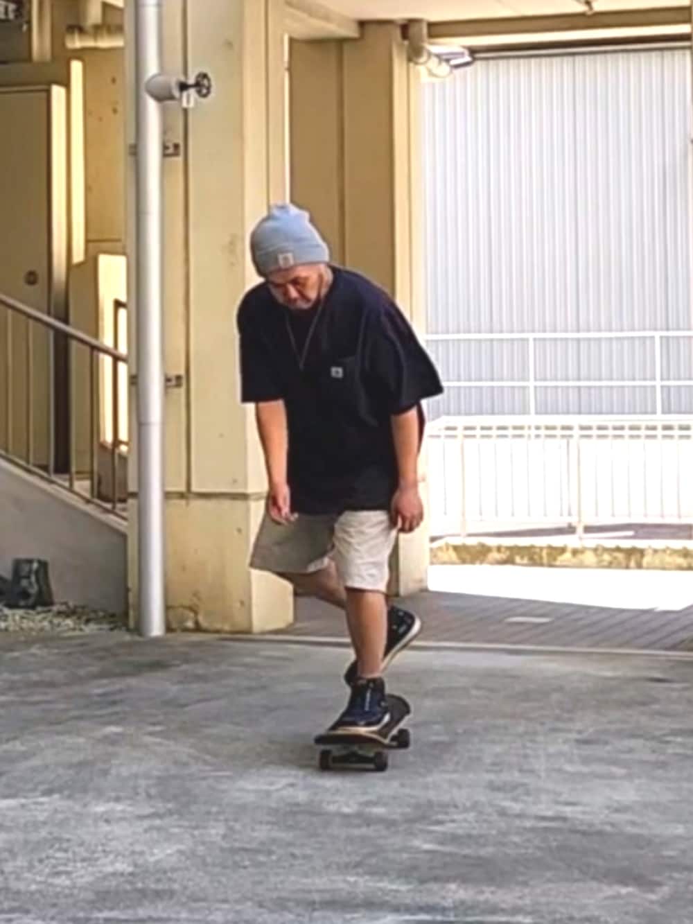ブルー系のスニーカー、ベージュ系のカーゴパンツ、ブルー系のTシャツ/カットソーを着用したメンズの春コーディネートの4枚目の写真