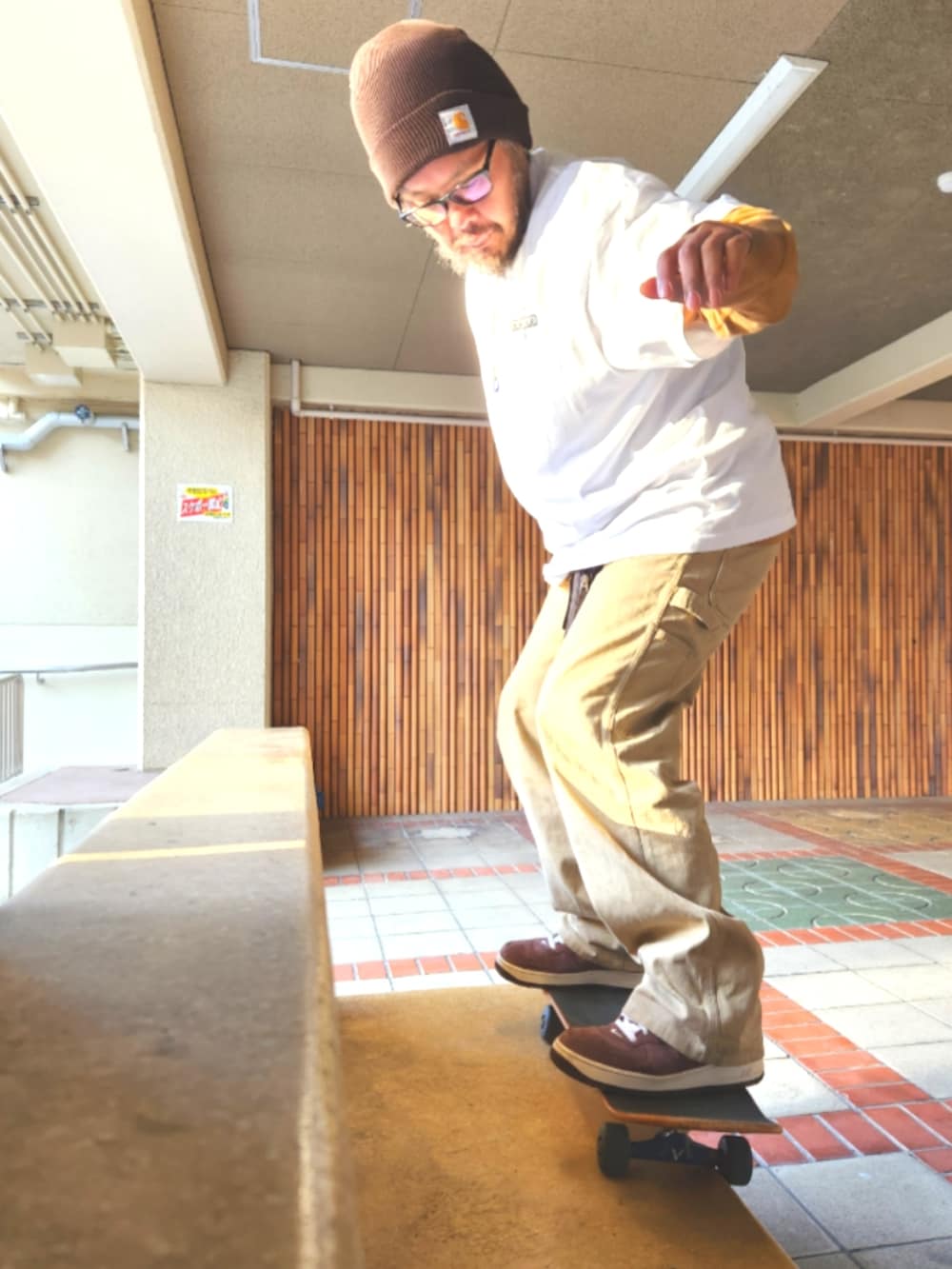 ブラウン系のスニーカー、ベージュ系のカーゴパンツ、ブルー系のシャツ/ブラウスを着用したメンズの春コーディネートの5枚目の写真