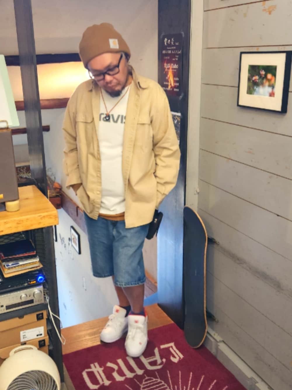 ホワイト系のスニーカー、ブルー系のデニムパンツ、ベージュ系のシャツ/ブラウスを着用したメンズの春コーディネートの3枚目の写真