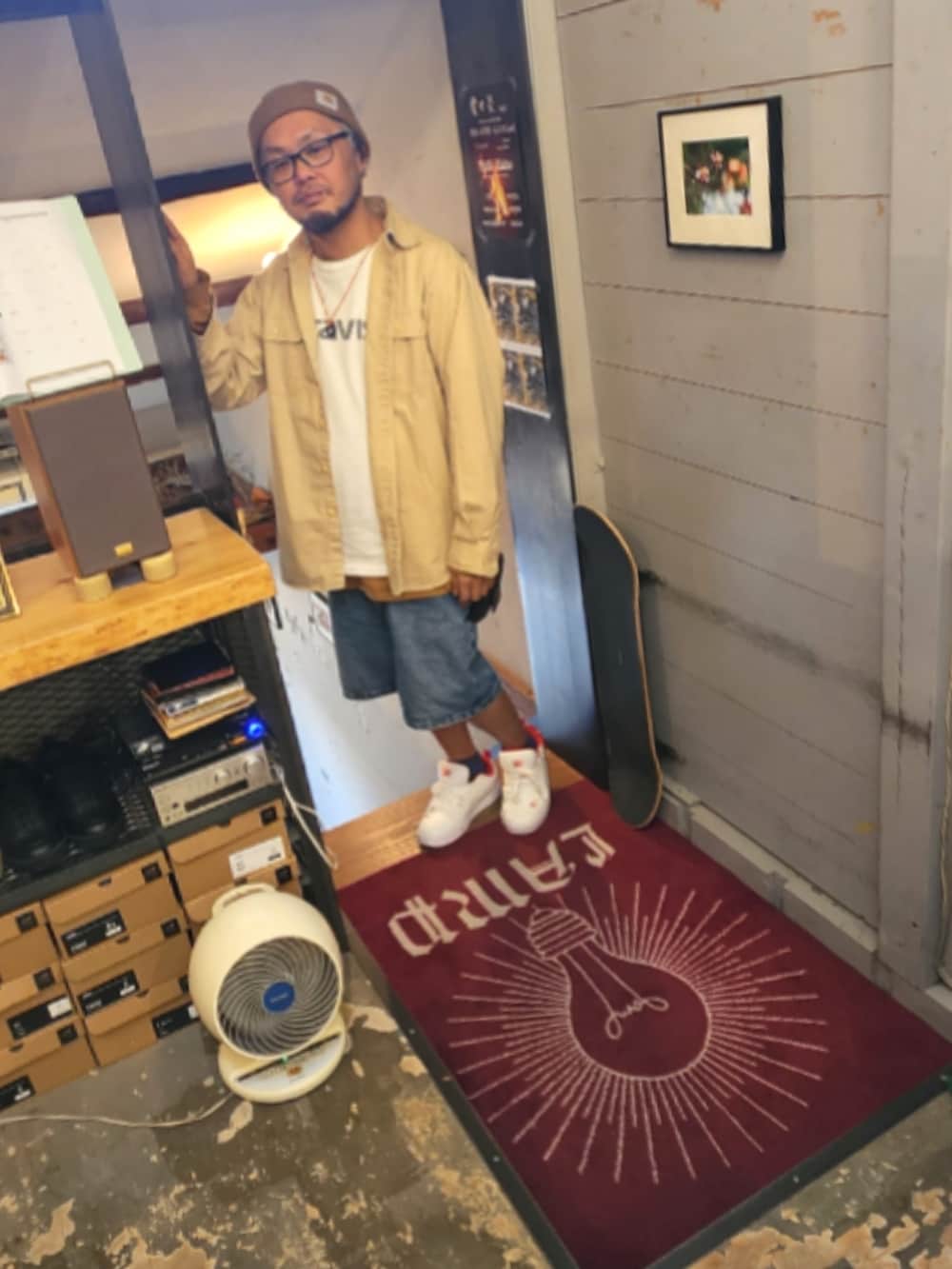 ホワイト系のスニーカー、ブルー系のデニムパンツ、ベージュ系のシャツ/ブラウスを着用したメンズの春コーディネートの2枚目の写真