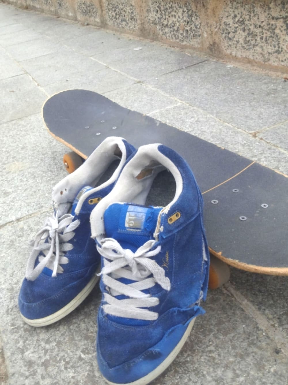 ブラック系のナイロンジャケット、ブルー系のデニムパンツ、ブルー系のスニーカーを着用したメンズの春コーディネートの3枚目の写真