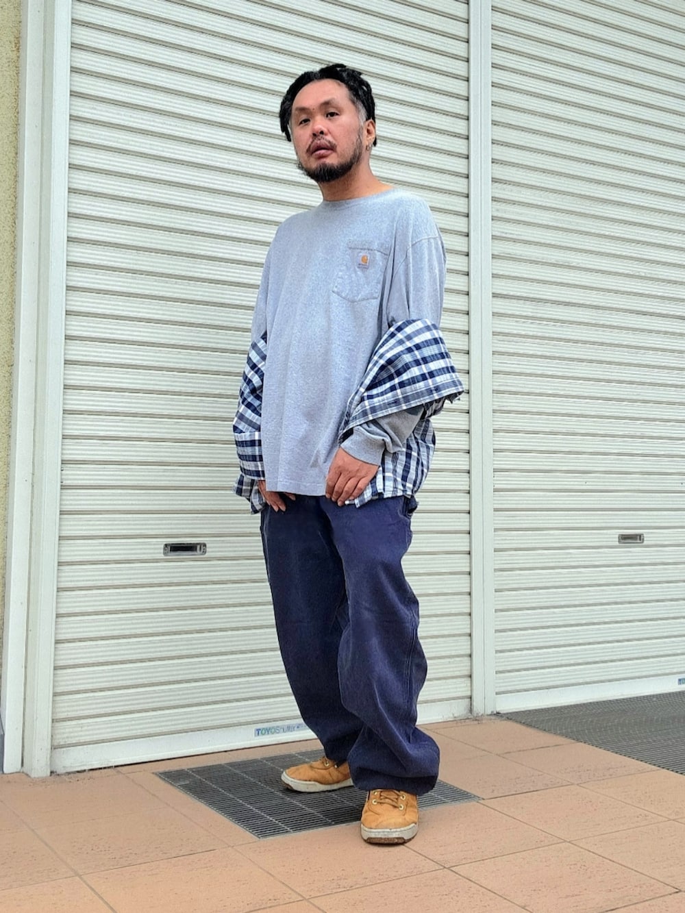 イエロー系のブーツ、ブルー系のその他パンツ、グレー系のTシャツ/カットソーを着用したメンズの春コーディネートの4枚目の写真