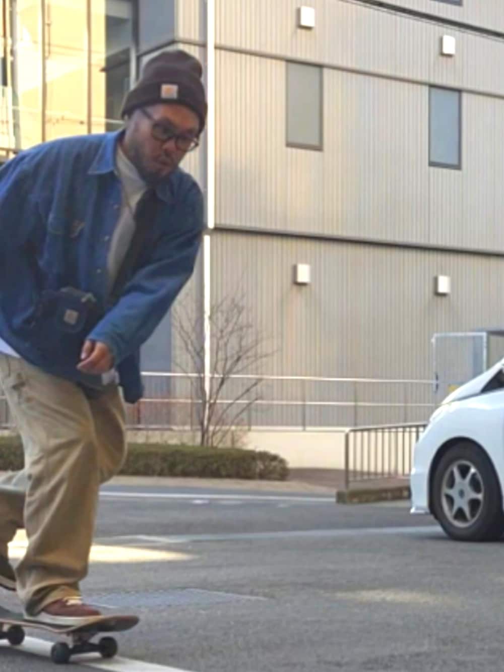 ブラウン系のスニーカー、ベージュ系のカーゴパンツ、ブルー系のシャツ/ブラウスを着用したメンズの春コーディネートの3枚目の写真