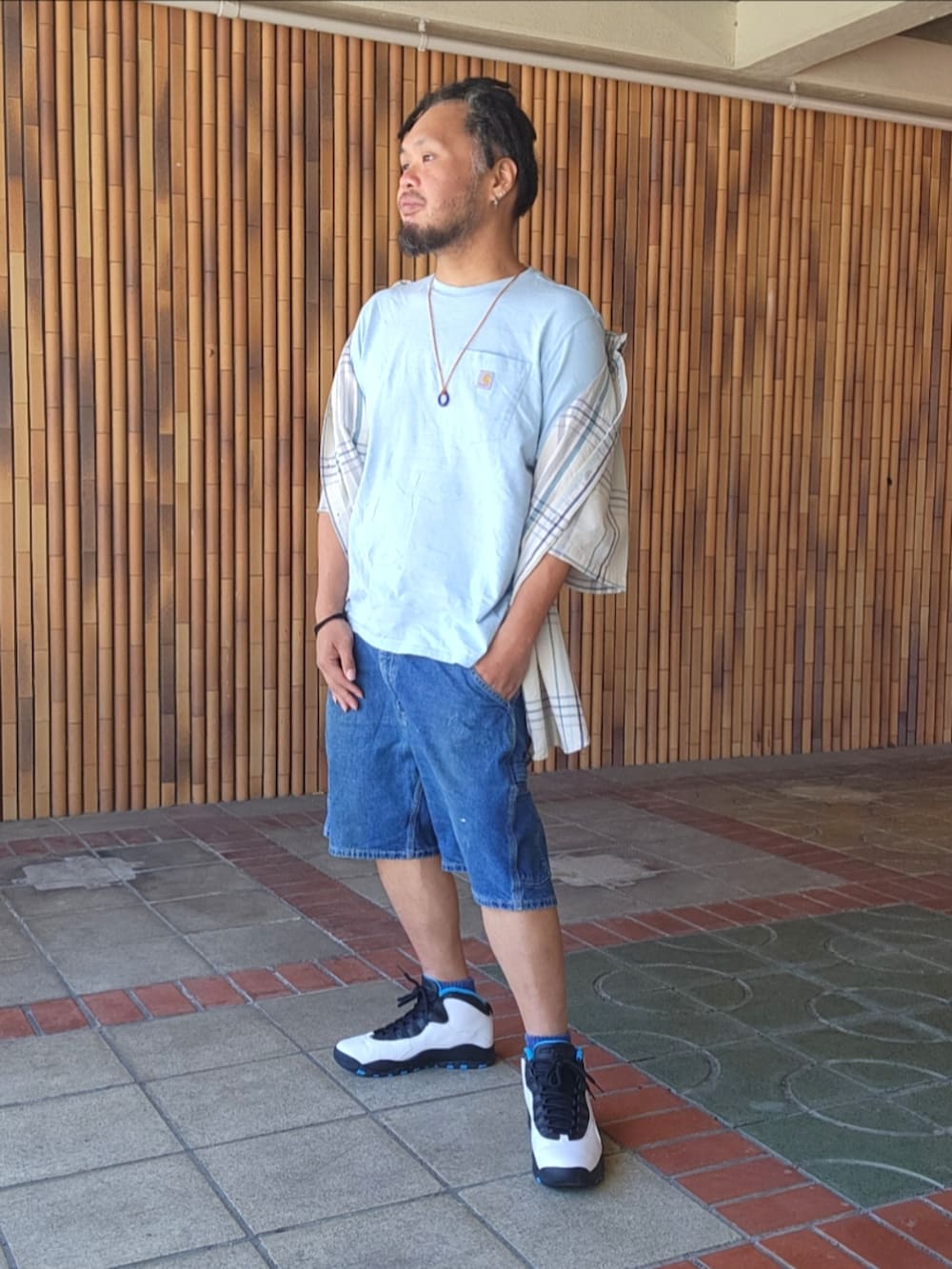 ホワイト系のスニーカー、ブルー系のデニムパンツ、ブルー系のTシャツ/カットソーを着用したメンズの夏コーディネートの4枚目の写真