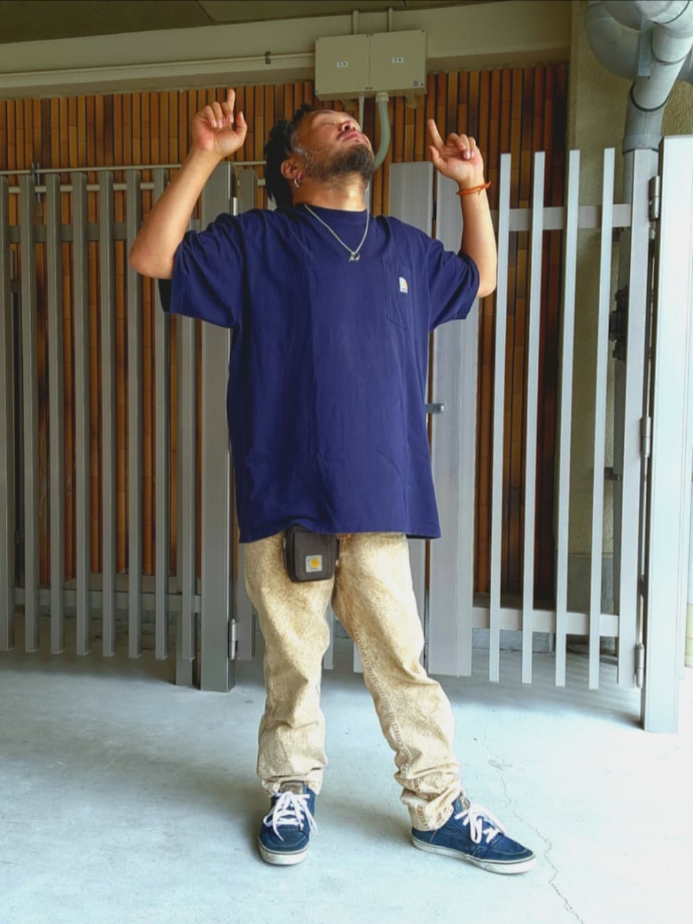 ブルー系のスニーカー、ブラウン系のデニムパンツ、ブルー系のTシャツ/カットソーを着用したメンズの夏コーディネートの2枚目の写真