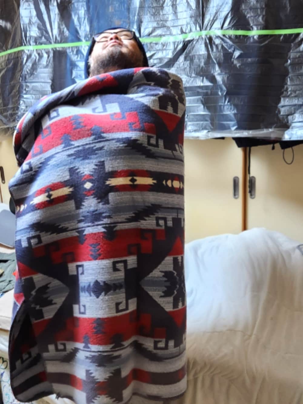 ブラウン系のミリタリージャケット、イエロー系のナイロンジャケット、ブラック系のパーカーを着用したメンズの春コーディネートの3枚目の写真