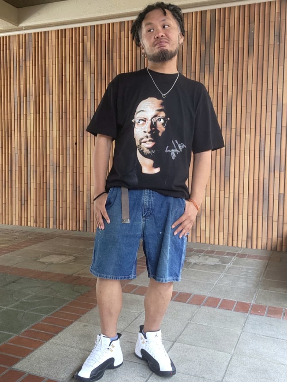 ホワイト系のスニーカー、ブルー系のデニムパンツ、ブラック系のTシャツ/カットソーを着用したメンズの夏コーディネートの3枚目の写真