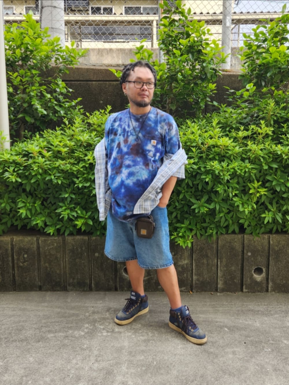 ブルー系のスニーカー、その他のTシャツ/カットソー、ブルー系のデニムパンツを着用したメンズの春コーディネートの2枚目の写真