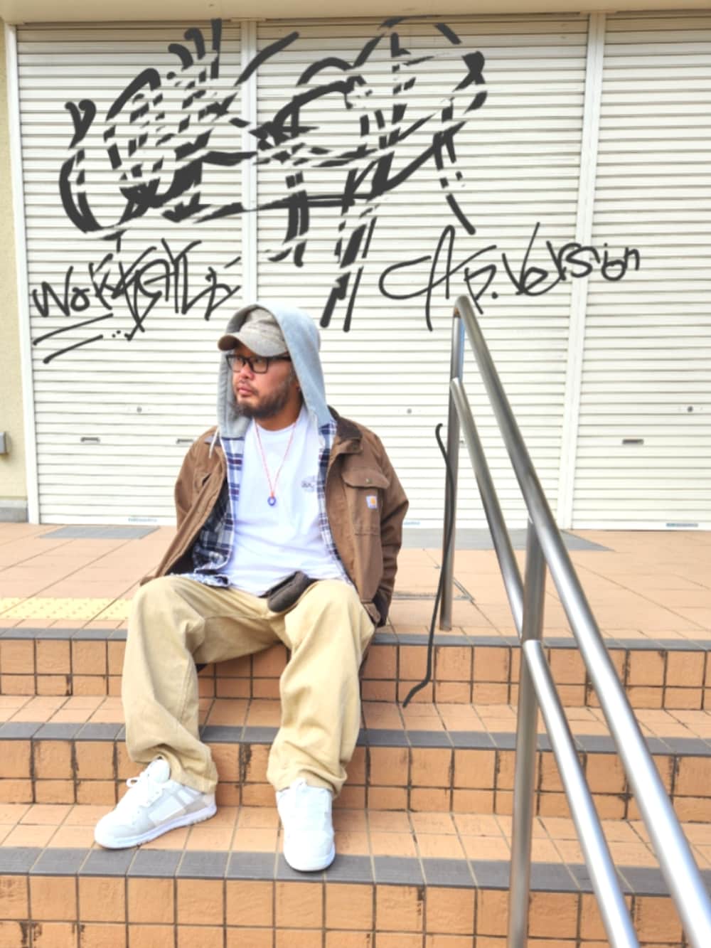 グレー系のシャツ/ブラウス、ブラウン系のミリタリージャケット、ホワイト系のTシャツ/カットソーを着用したメンズの春コーディネートの5枚目の写真