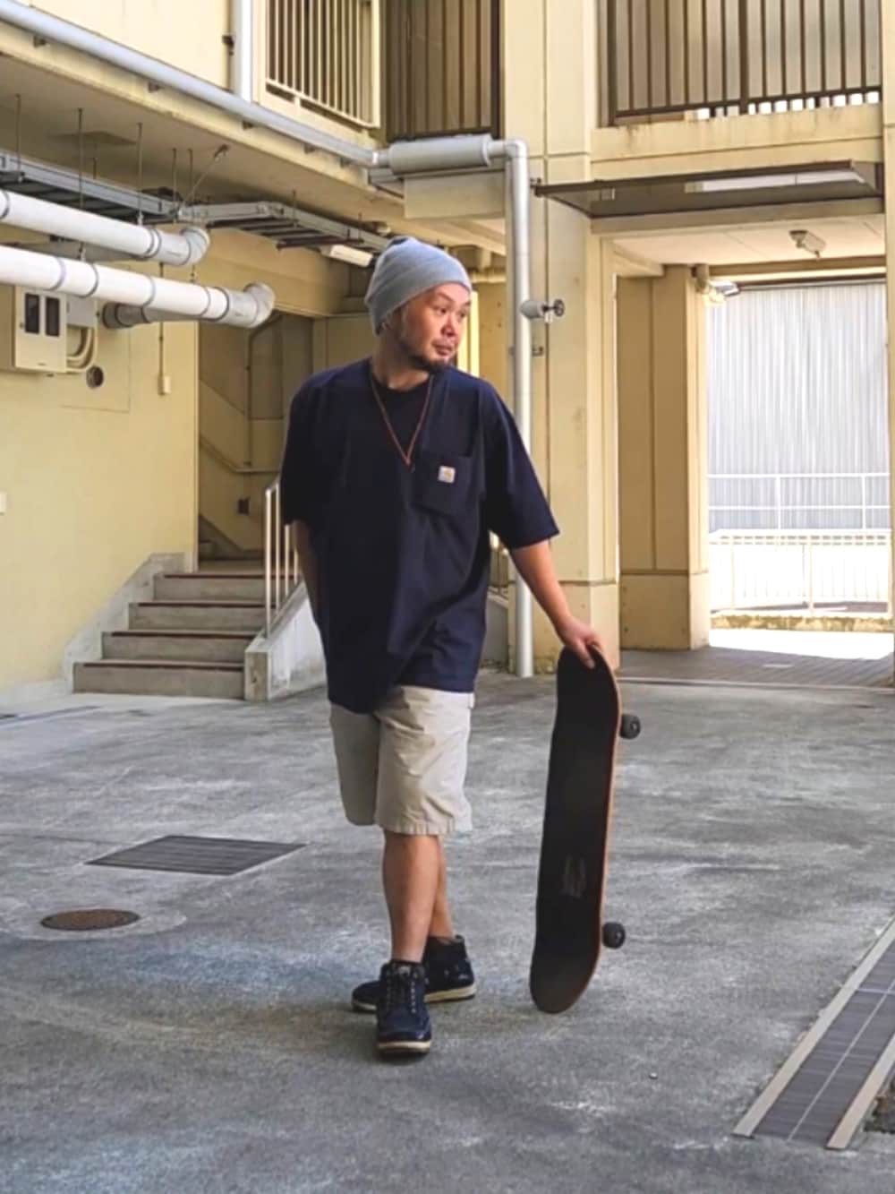 ブルー系のスニーカー、ベージュ系のカーゴパンツ、ブルー系のTシャツ/カットソーを着用したメンズの春コーディネートの2枚目の写真