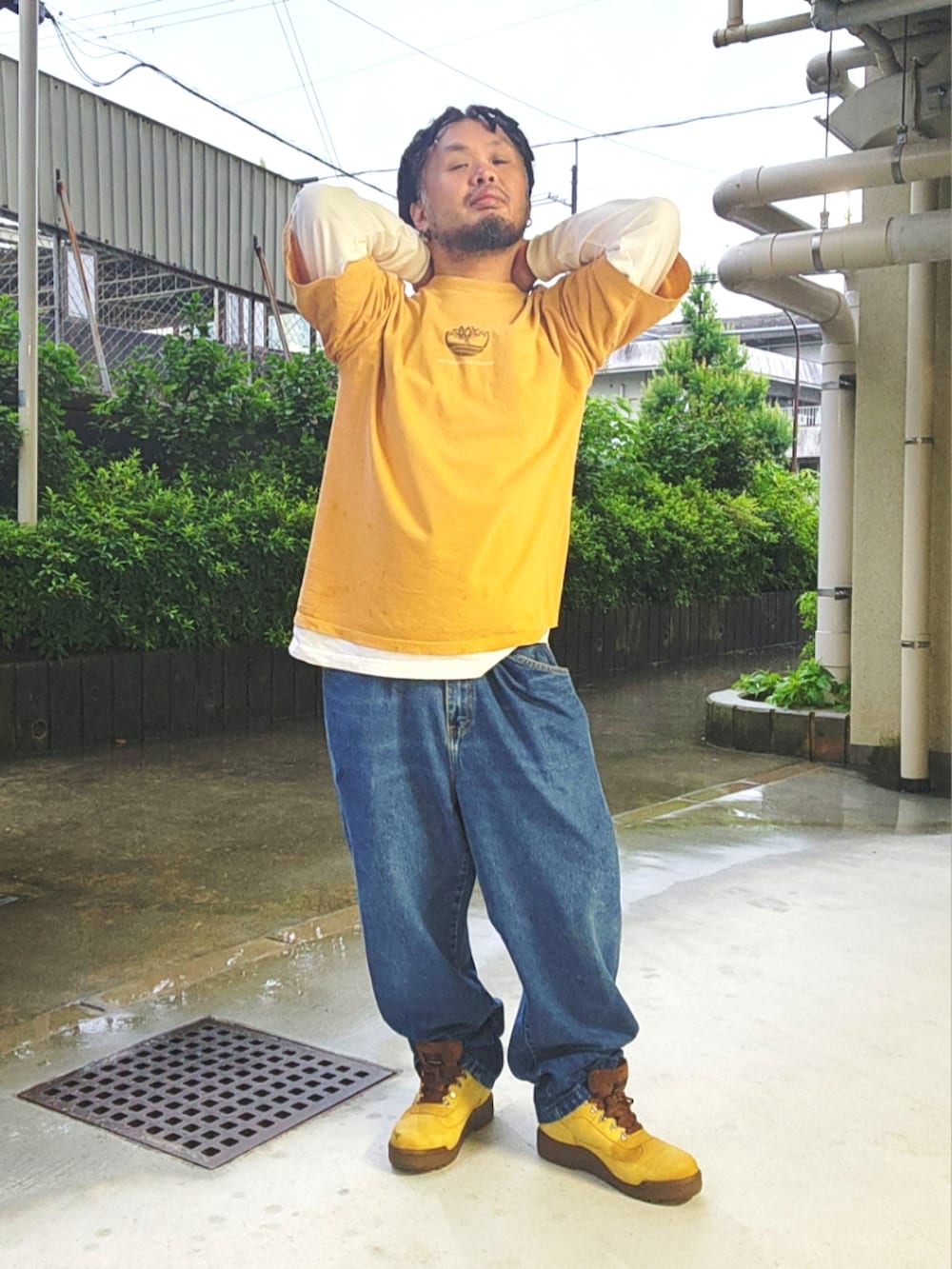 ゴールド系のブーツ、ブルー系のデニムパンツ、イエロー系のTシャツ/カットソーを着用したメンズの夏コーディネートの4枚目の写真