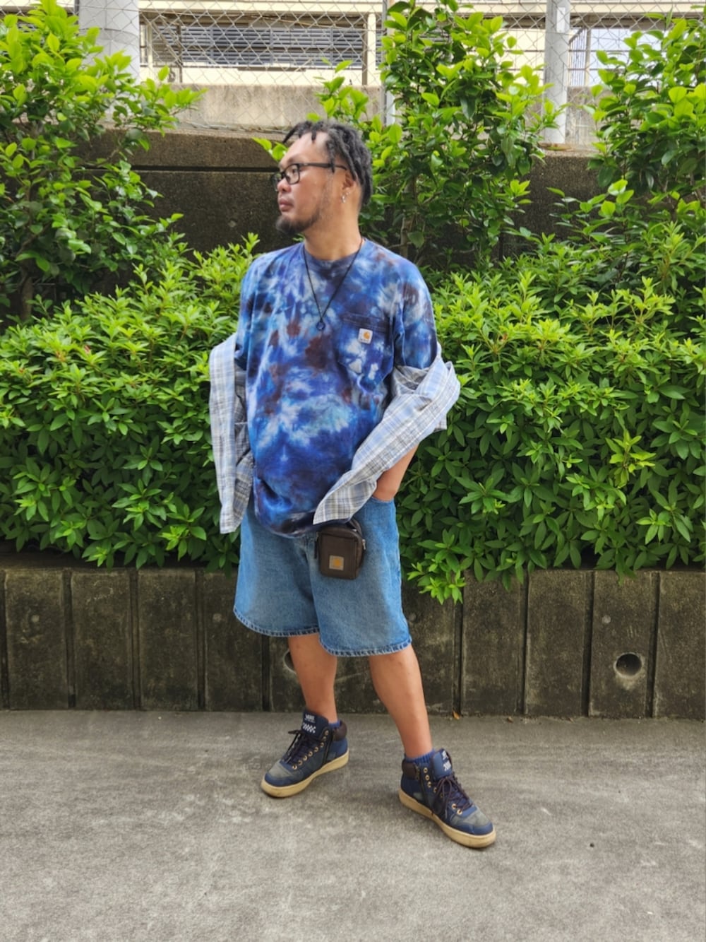 ブルー系のスニーカー、その他のTシャツ/カットソー、ブルー系のデニムパンツを着用したメンズの春コーディネートの3枚目の写真