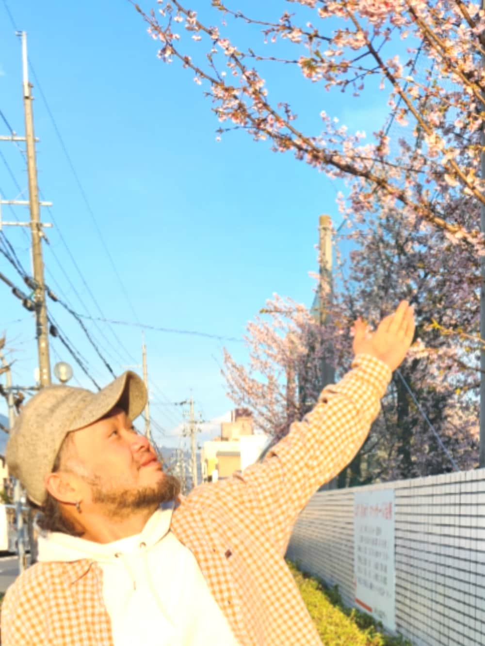 ホワイト系のスニーカー、ブラウン系のカーゴパンツ、グレー系のパーカーを着用したメンズの春コーディネートの5枚目の写真