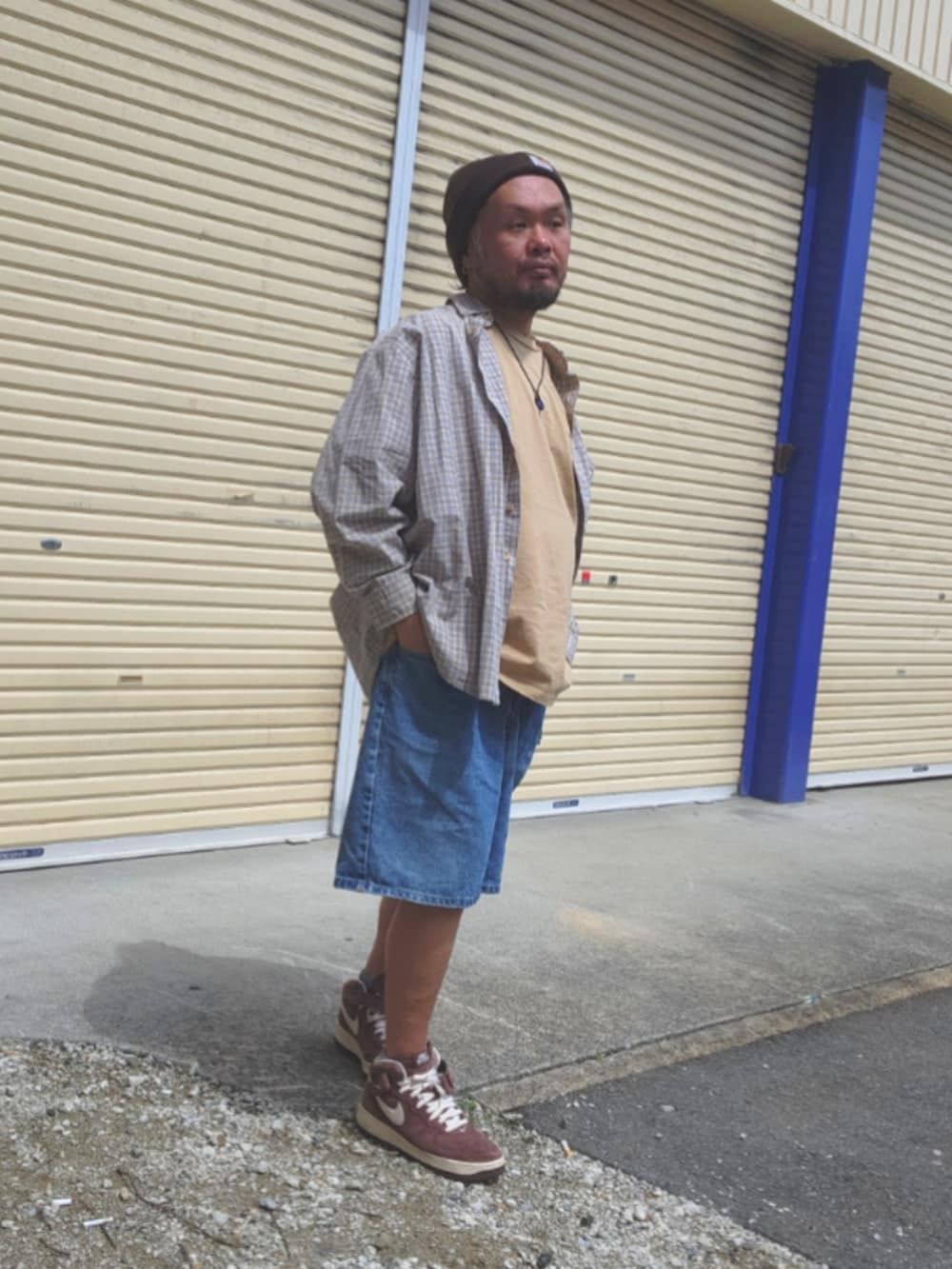ブラウン系のスニーカー、ブルー系のデニムパンツ、ベージュ系のTシャツ/カットソーを着用したメンズの春コーディネートの3枚目の写真
