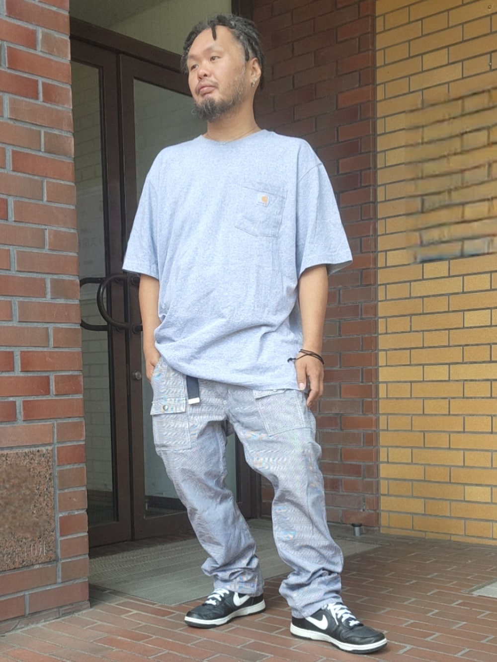 ブラック系のスニーカー、その他のカーゴパンツ、グレー系のTシャツ/カットソーを着用したメンズの春コーディネートの2枚目の写真