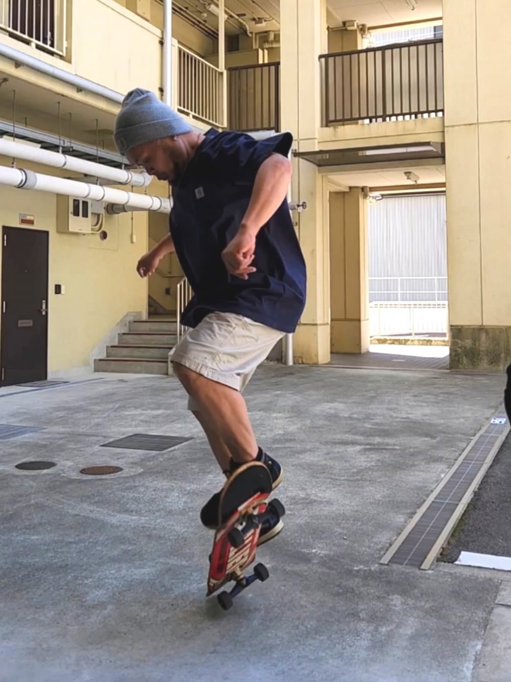 ブルー系のスニーカー、ベージュ系のカーゴパンツ、ブルー系のTシャツ/カットソーを着用したメンズの春コーディネートの5枚目の写真