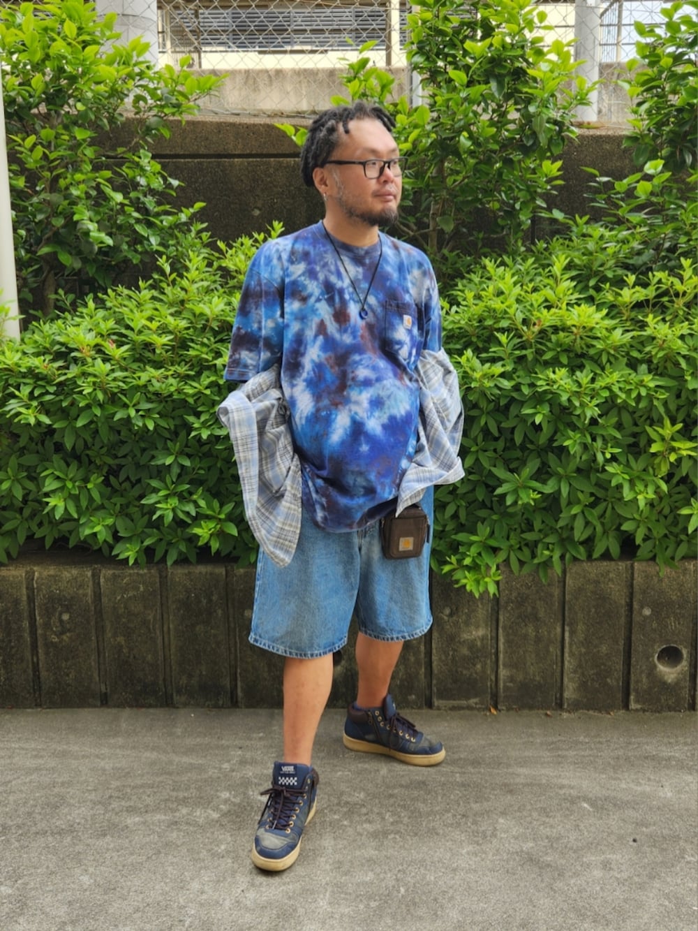 ブルー系のスニーカー、その他のTシャツ/カットソー、ブルー系のデニムパンツを着用したメンズの春コーディネートの4枚目の写真