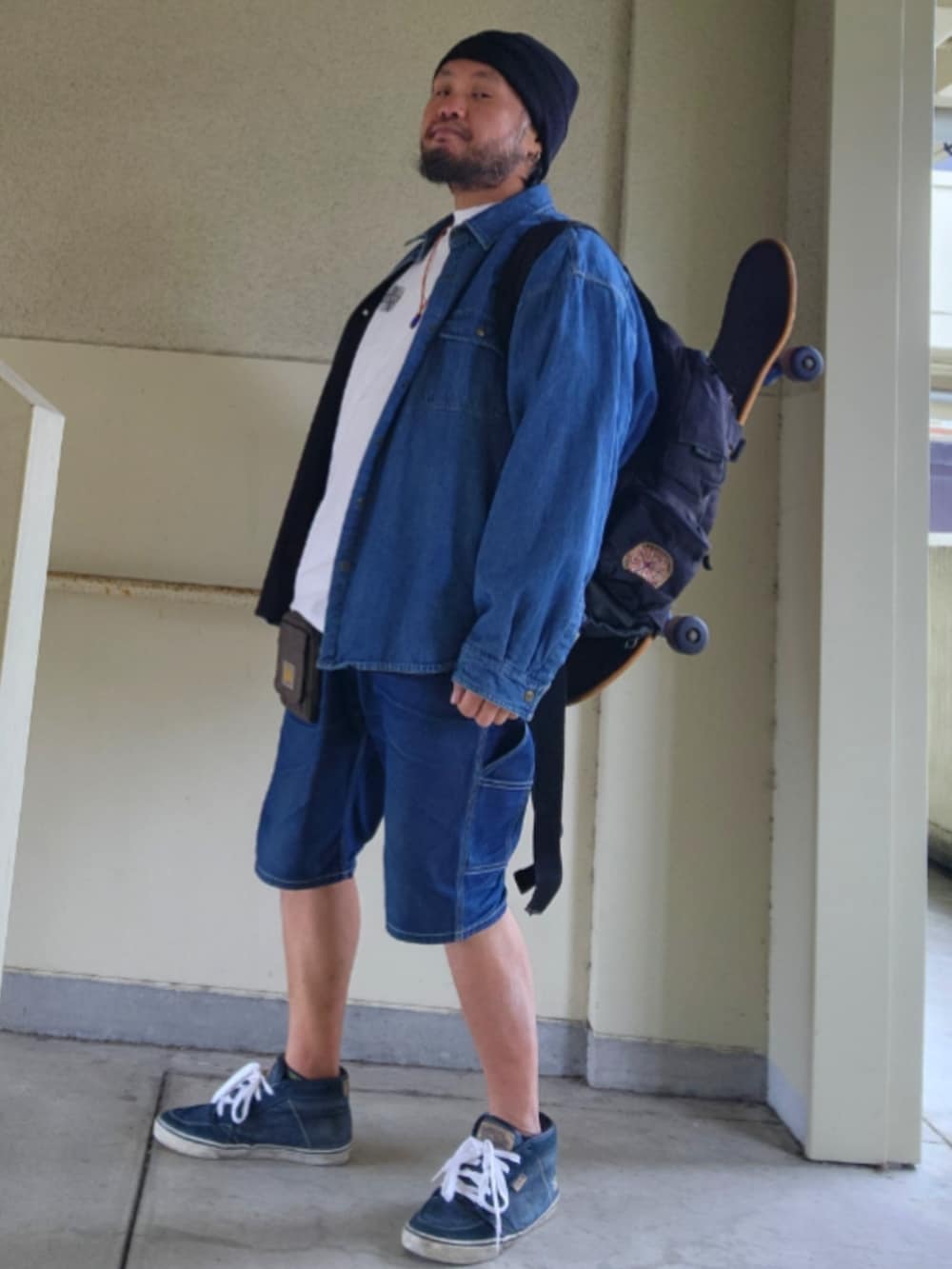 ブルー系のデニムパンツ、ブルー系のスニーカー、ブラック系のバックパック/リュックを着用したメンズの春コーディネートの2枚目の写真