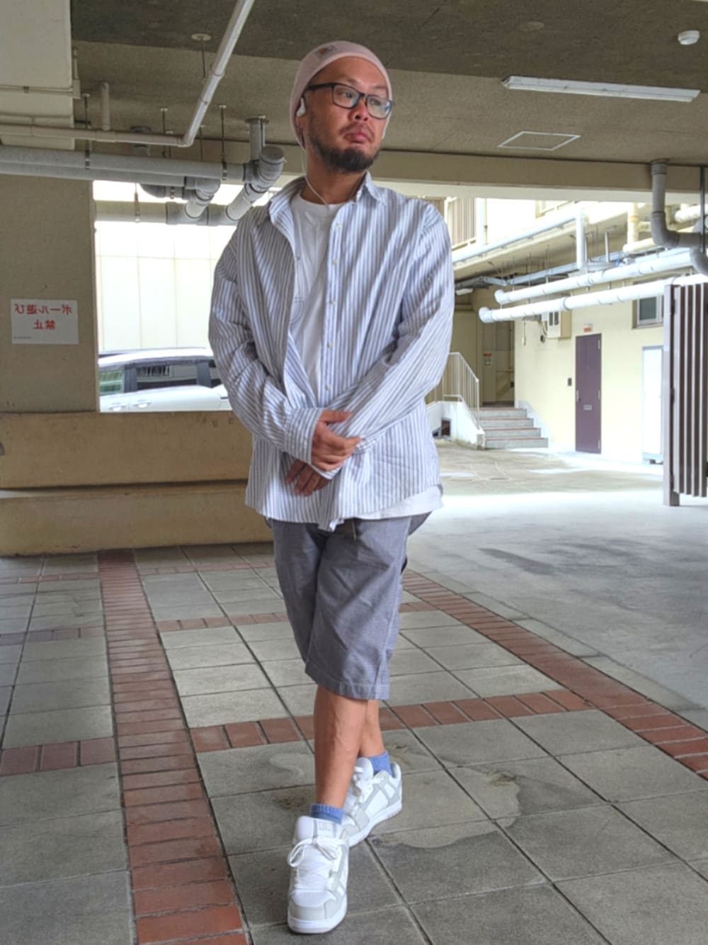 ホワイト系のスニーカー、ホワイト系のTシャツ/カットソー、ホワイト系のシャツ/ブラウスを着用したメンズの春コーディネートの4枚目の写真
