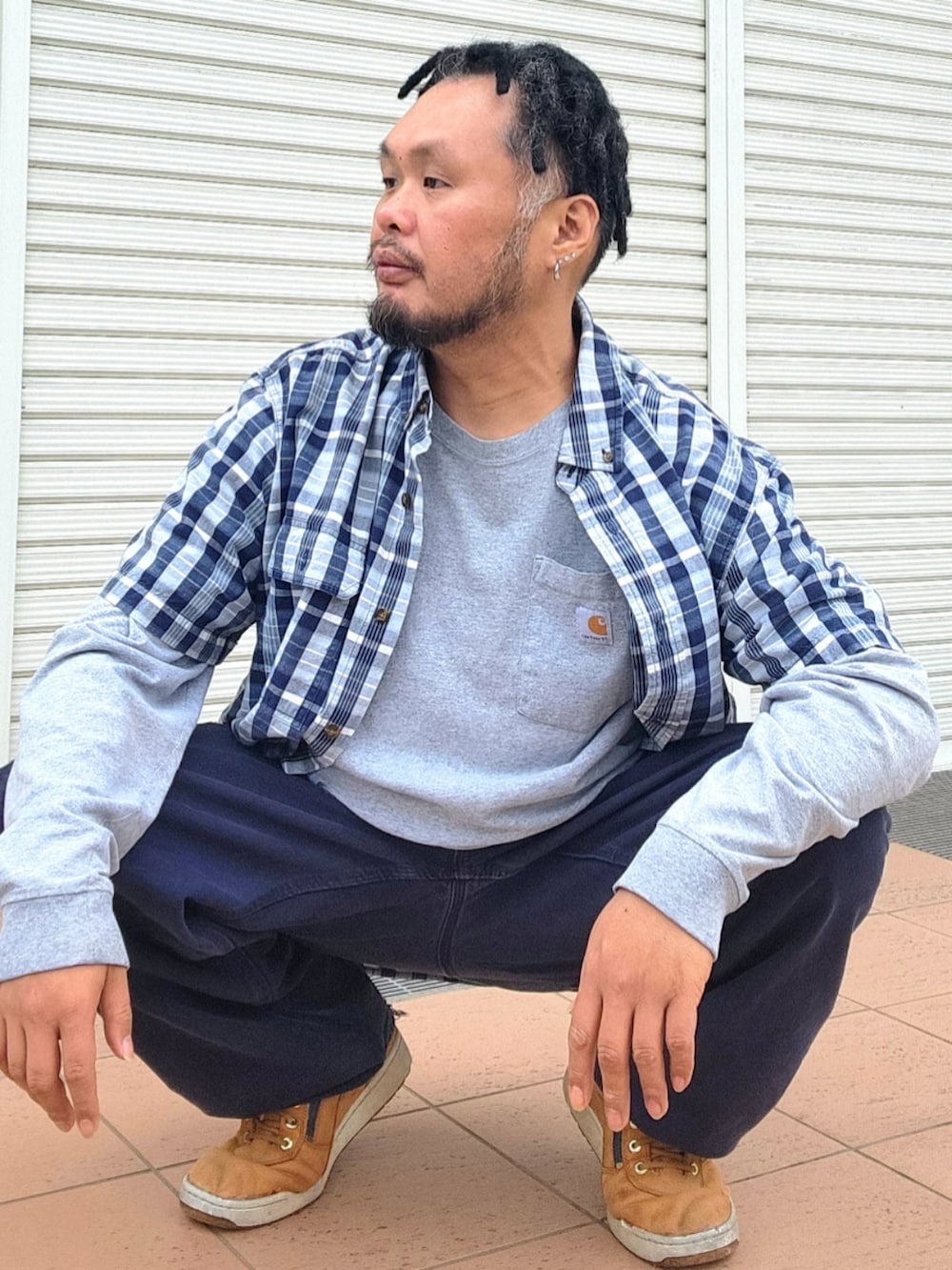 イエロー系のブーツ、ブルー系のその他パンツ、グレー系のTシャツ/カットソーを着用したメンズの春コーディネートの5枚目の写真