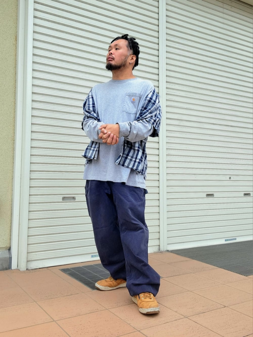 イエロー系のブーツ、ブルー系のその他パンツ、グレー系のTシャツ/カットソーを着用したメンズの春コーディネートの3枚目の写真