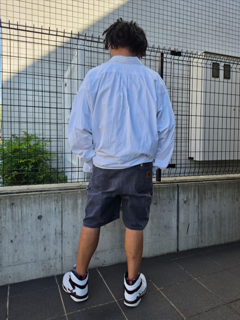 ホワイト系のスニーカー、ブルー系のカーゴパンツ、ブルー系のTシャツ/カットソーを着用したメンズの秋コーディネートの3枚目の写真