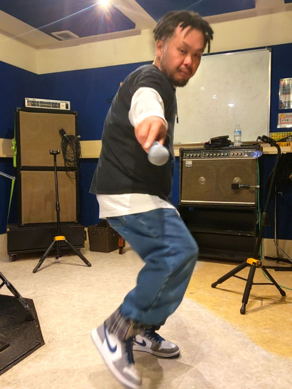 グレー系のスニーカー、ブルー系のデニムパンツ、ホワイト系のTシャツ/カットソーを着用したメンズの春コーディネートの5枚目の写真
