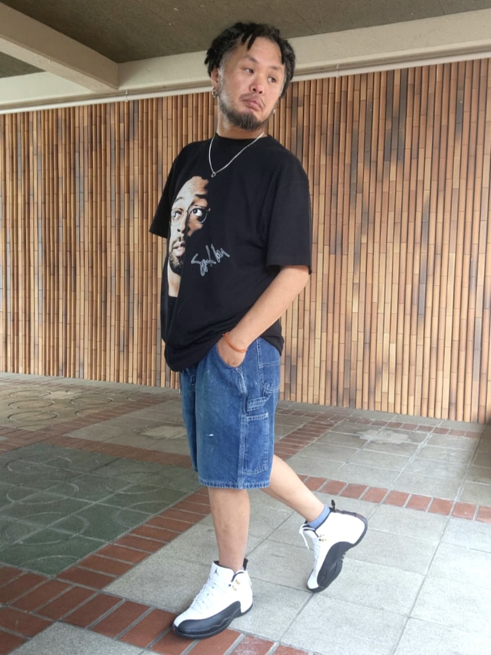 ホワイト系のスニーカー、ブルー系のデニムパンツ、ブラック系のTシャツ/カットソーを着用したメンズの夏コーディネートの4枚目の写真