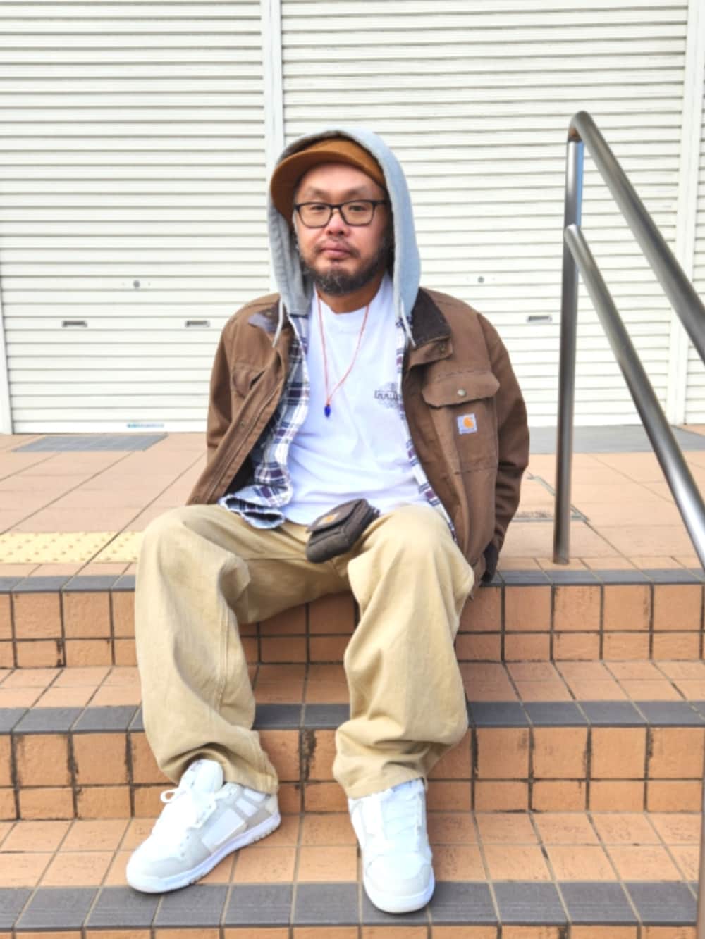 グレー系のシャツ/ブラウス、ブラウン系のミリタリージャケット、ホワイト系のTシャツ/カットソーを着用したメンズの春コーディネートの2枚目の写真