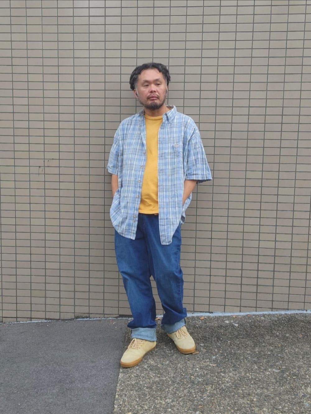 ブルー系のデニムパンツ、ベージュ系のスニーカー、ブルー系のシャツ/ブラウスを着用したメンズの春コーディネートの4枚目の写真