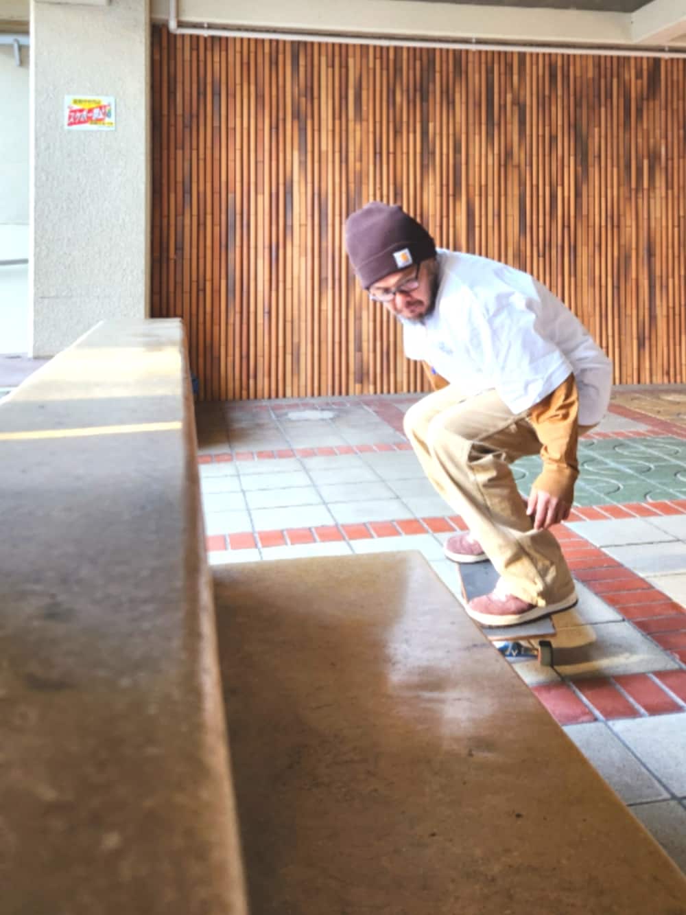 ブラウン系のスニーカー、ベージュ系のカーゴパンツ、ブルー系のシャツ/ブラウスを着用したメンズの春コーディネートの4枚目の写真