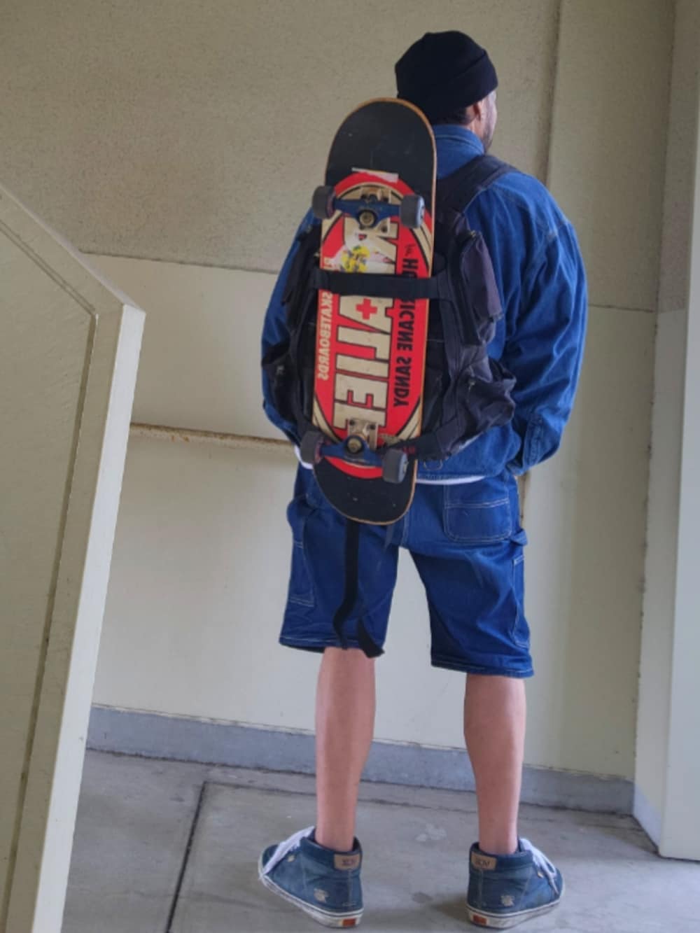 ブルー系のデニムパンツ、ブルー系のスニーカー、ブラック系のバックパック/リュックを着用したメンズの春コーディネートの5枚目の写真