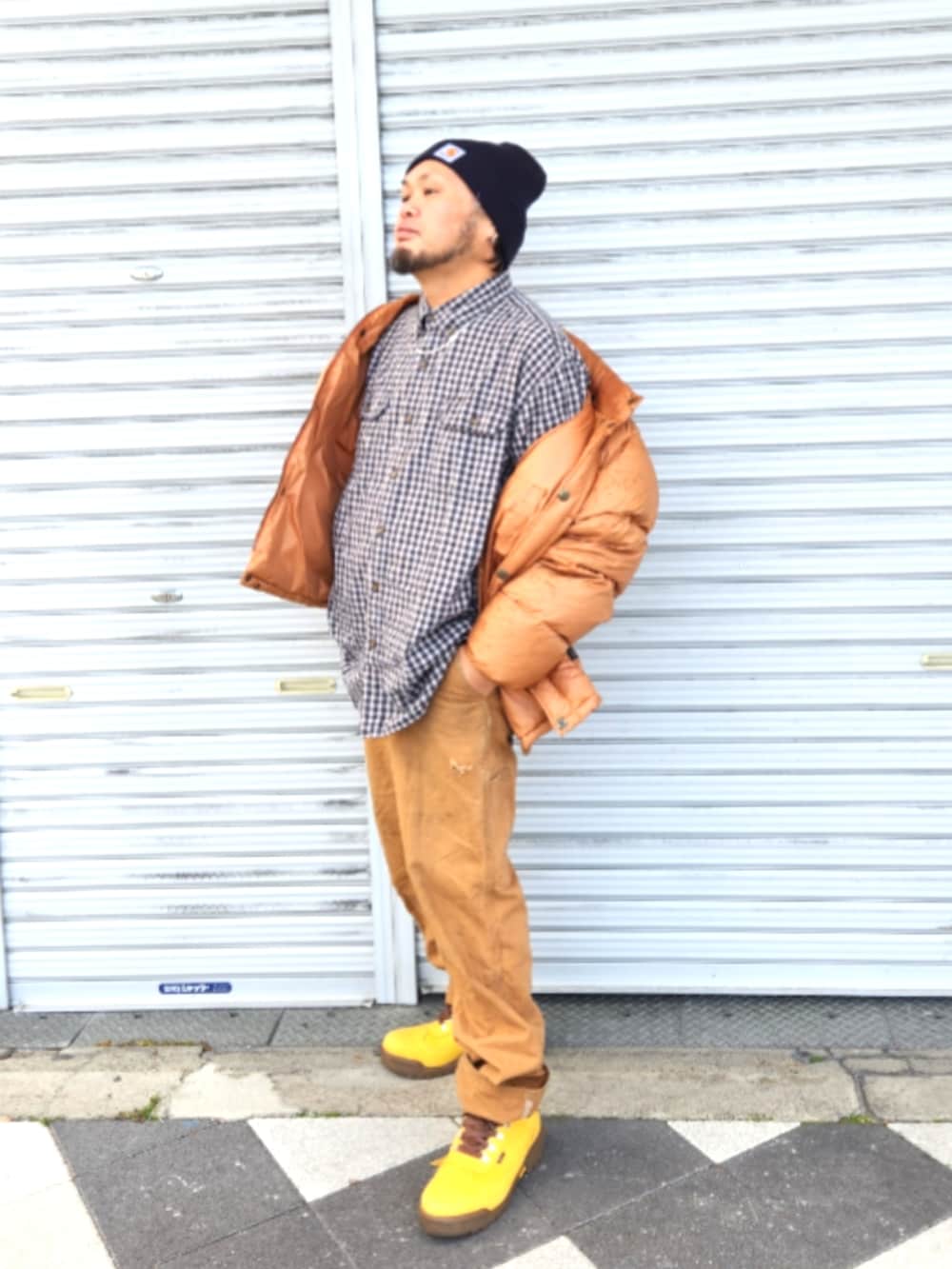 ゴールド系のブーツ、ブラウン系のカーゴパンツ、ブラウン系のダウンジャケット/コートを着用したメンズの春コーディネートの3枚目の写真