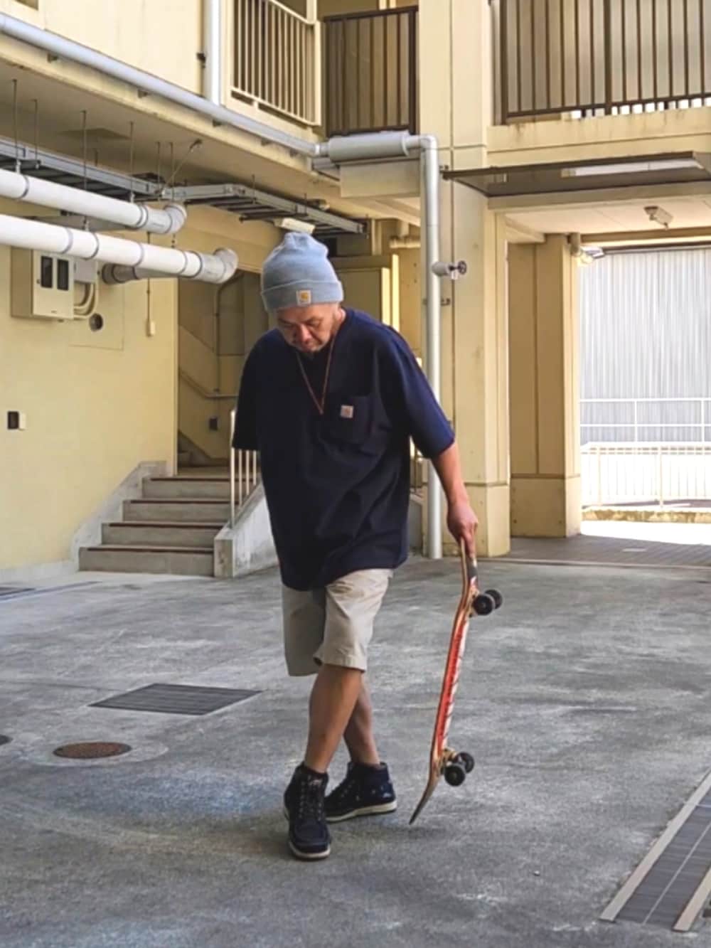 ブルー系のスニーカー、ベージュ系のカーゴパンツ、ブルー系のTシャツ/カットソーを着用したメンズの春コーディネートの3枚目の写真