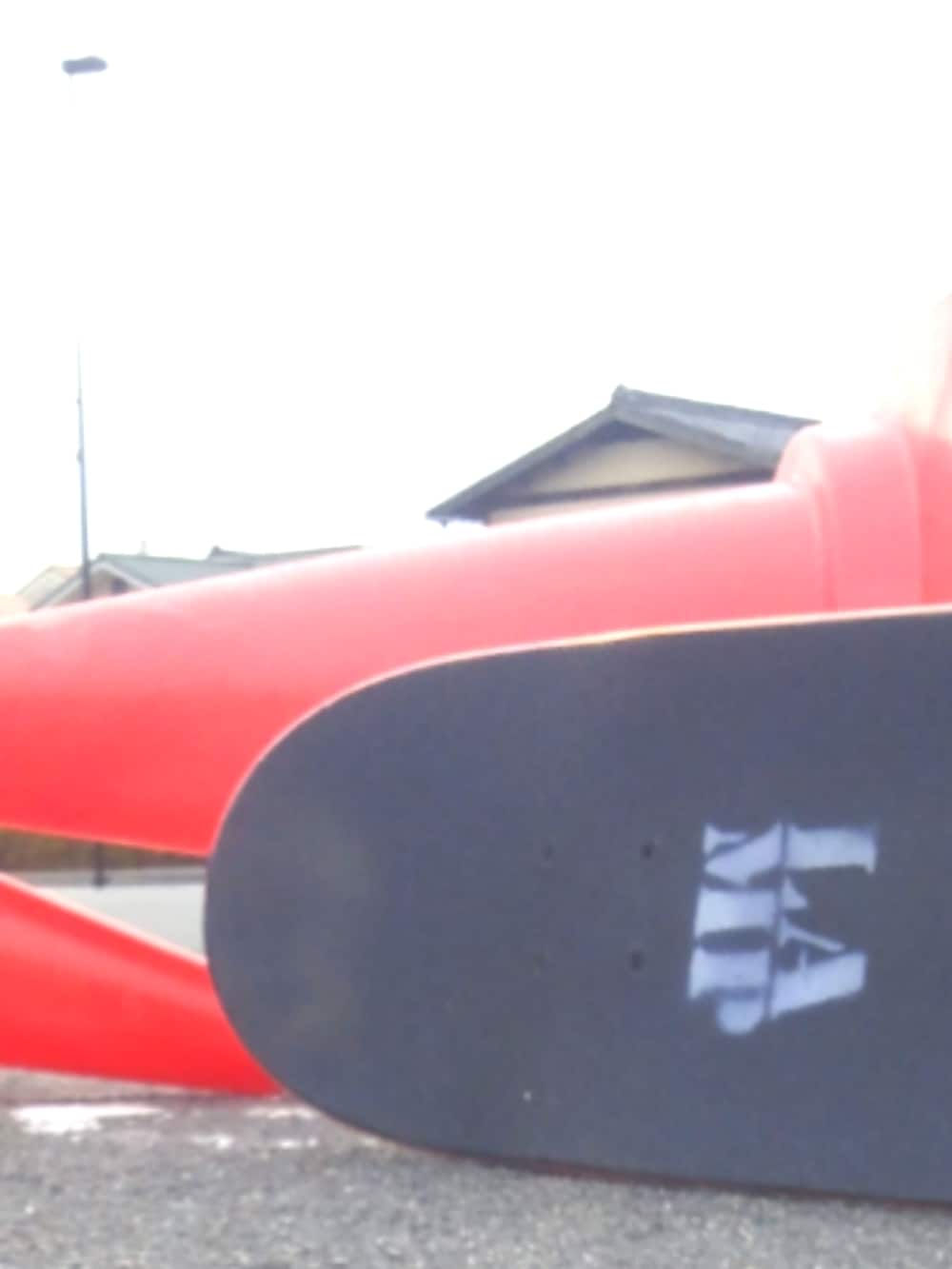 ブラック系のナイロンジャケット、ブルー系のデニムパンツ、ブルー系のスニーカーを着用したメンズの春コーディネートの4枚目の写真